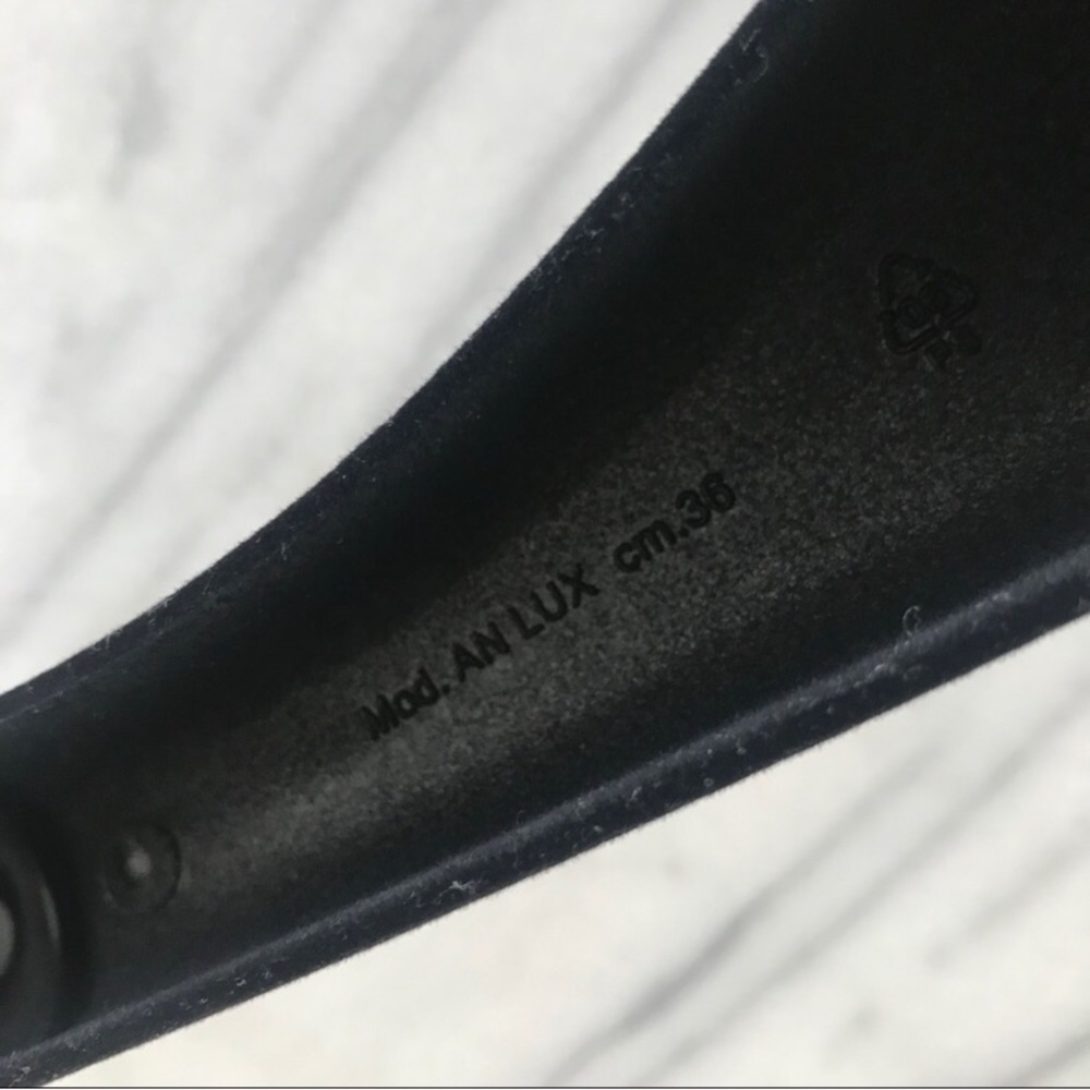 CHANEL CC Gold Hardware Black Felt Shirt Hanger - Picture 4 of 4